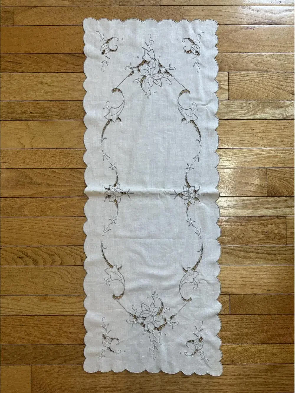 VTG Embroidered Linen Table Runner Placemats Napkins Set Cutwork Madeira Style